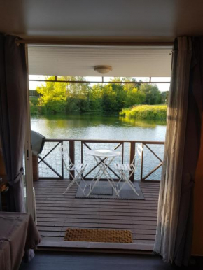 Mobil-home flottant SEURRE vue panoramique sur l'eau jacuzzi privé en option